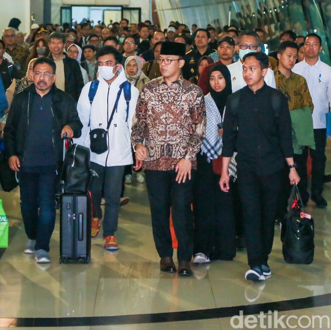 Gelombang Pertama Evakuasi! 22 WNI dari Iran Mendarat di Soekarno-Hatta