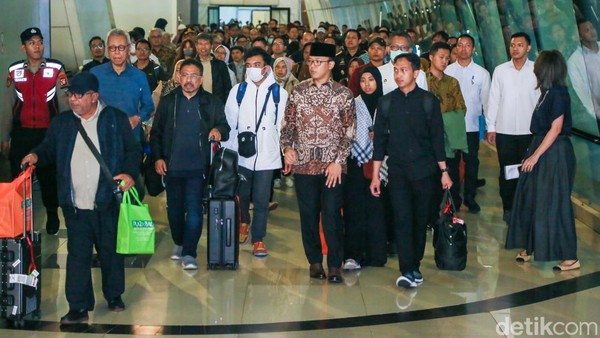 Gelombang Pertama Evakuasi! 22 WNI dari Iran Mendarat di Soekarno-Hatta