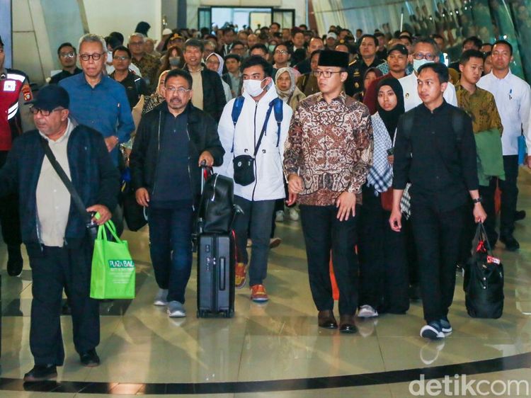 Gelombang Pertama Evakuasi! 22 WNI dari Iran Mendarat di Soekarno-Hatta