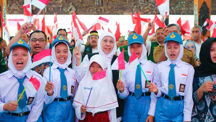 Gubernur Khofifah bersama anak-anak