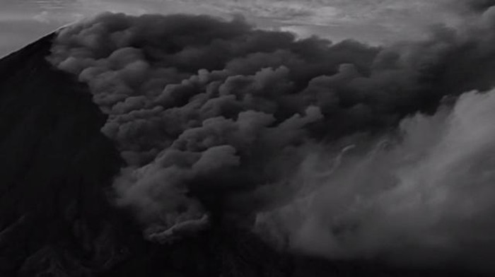 Gunung Semeru erupsi dengan meluncurkan awan panas guguran sejauh 3 km