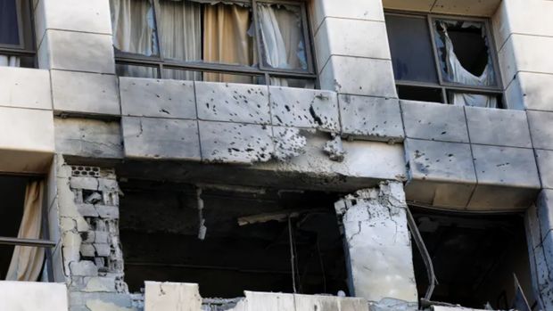 Hotel di Lebanon Rusak Akibat Serangan Udara Israel. Foto: REUTERS/Claudia Greco