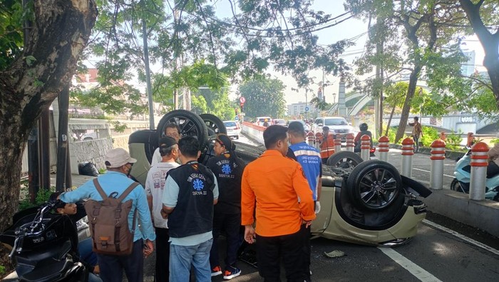 HR-V terbalik di Surabaya
