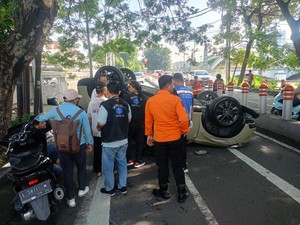HR-V Terbalik Usai Tabrak Pembatas Jalan di Darmokali Surabaya