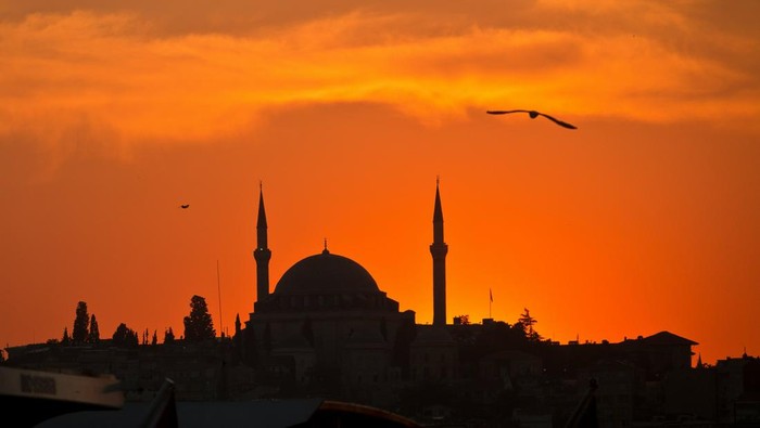Siluet masjid dengan latar belakang langit sore. Ilustrasi buka puasa Ramadan.