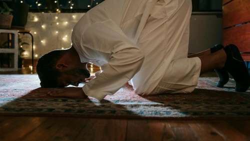 Ilustrasi sholat Lailatul Qadar