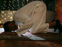 Benarkah Sholat Lailatul Qadar Disunnahkan Rasulullah? Ini Hukum dan Caranya