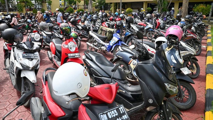 Warga memarkir kendaraannya di tempat penitipan kendaraan di Mapolresta Palu, Sulawesi Tengah, Selasa (10/3/2026). Polresta Palu membuka layanan penitipan kendaraan secara gratis baik roda dua maupun empat bagi warga yang ingin mudik merayakan Lebaran Idul Fitri di kampung halaman cukup dengan membawa KTP dan bukti kepemilikan kendaraan. ANTARA FOTO/Basri Marzuki