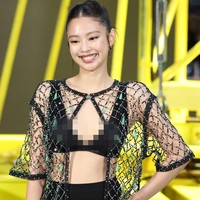 Jennie BLACKPINK menampilkan tren visible underwear di Paris Fashion Week dengan busana Chanel Métiers d’art 2026. Ia memakai rajutan terbuka berhias manik-manik dan aksen hijau tua berkilau. Serasi dengan rok yang dikenakannya. Foto: dok. X