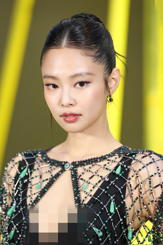 Sebelumnya dalam peragaan koleksi pertama Matthieu Blazy untuk Chanel pada Oktober 2025, Jennie BLACKPINK juga menyita perhatian publik mengenakan two-piece dress biru muda bergaya lingerie. Foto: dok. X