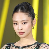 Sebelumnya dalam peragaan koleksi pertama Matthieu Blazy untuk Chanel pada Oktober 2025, Jennie BLACKPINK juga menyita perhatian publik mengenakan two-piece dress biru muda bergaya lingerie. Foto: dok. X
