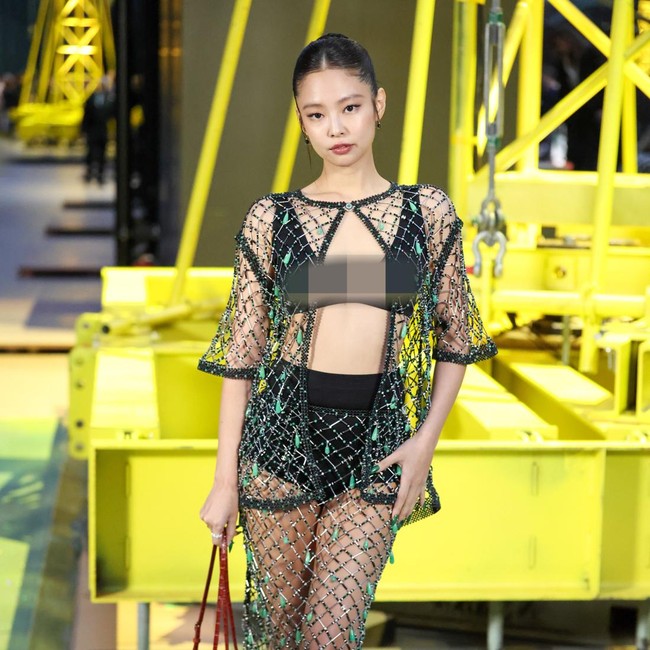 Foto: Gebrakan Jennie BLACKPINK Ekspos Bralette di Fashion Show Chanel
