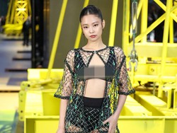 Foto: Gebrakan Jennie BLACKPINK Ekspos Bralette di Fashion Show Chanel