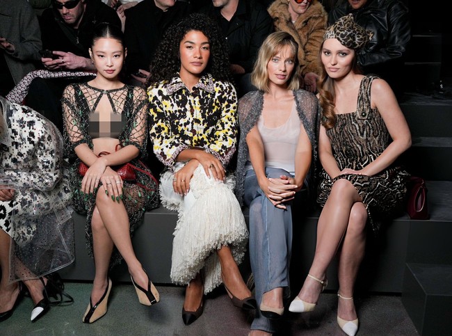 Selama acara berlangsung, Jennie BLACKPINK berinteraksi dengan sederet bintang yang duduk di front row termasuk Olivia Dean, Margot Robbie, dan Lily-Rose Depp. Foto: dok. X