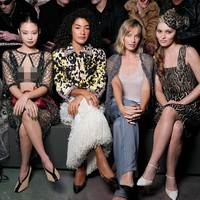 Selama acara berlangsung, Jennie BLACKPINK berinteraksi dengan sederet bintang yang duduk di front row termasuk Olivia Dean, Margot Robbie, dan Lily-Rose Depp. Foto: dok. X