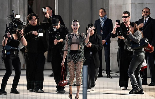 Jennie BLACKPINK membuktikan star power-nya usai tampil di peragaan busana Chanel selama Paris Fashion Week 2026. Foto: dok. X