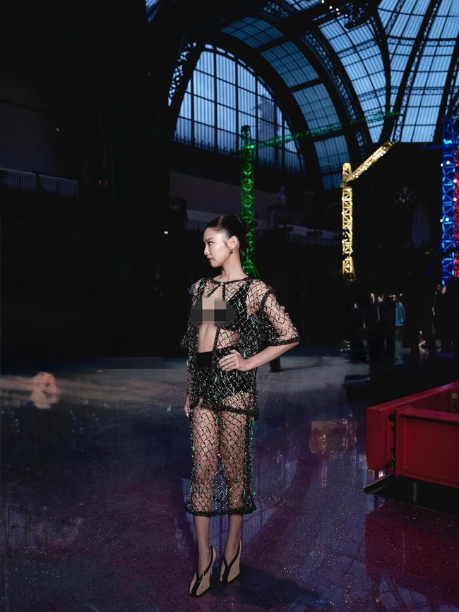 Gaya Jennie BLACKPINK semakin edgy dan modern, mengikuti tren ‘visible underwear’. Ia membiarkan garis pinggang micro pants-nya sedikit terlihat dari bagian atas dengan rok manik-manik yang melorot di pinggulnya. Foto: dok. X