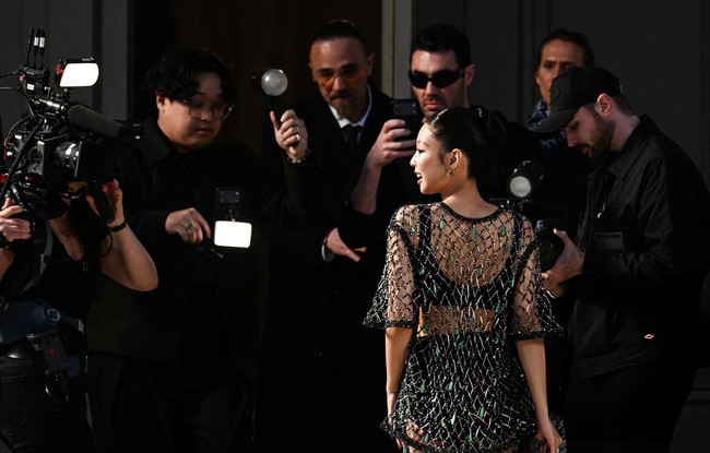 Personel BLACKPINK itu selalu menghadirkan gebrakan baru yang dinantikan publik. Kali ini, ia memakai busana terekspos dari koleksi Chanel Métiers d’art 2026. Foto: dok. X