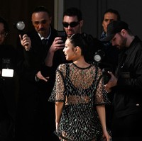 Personel BLACKPINK itu selalu menghadirkan gebrakan baru yang dinantikan publik. Kali ini, ia memakai busana terekspos dari koleksi Chanel Métiers d’art 2026. Foto: dok. X