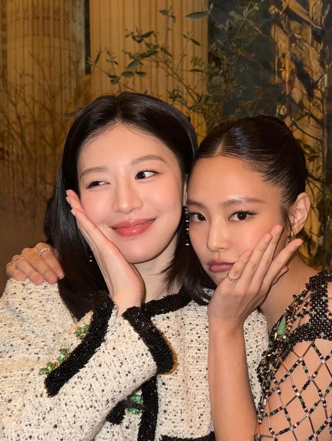 Meski tak tertangkap kamera Getty Images, Jennie BLACKPINK mengabadikan momen bersama aktris Korea Go Youn Jung, yang dibagikan lewat postingan Instagram-nya. Foto: dok. X