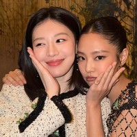 Meski tak tertangkap kamera Getty Images, Jennie BLACKPINK mengabadikan momen bersama aktris Korea Go Youn Jung, yang dibagikan lewat postingan Instagram-nya. Foto: dok. X