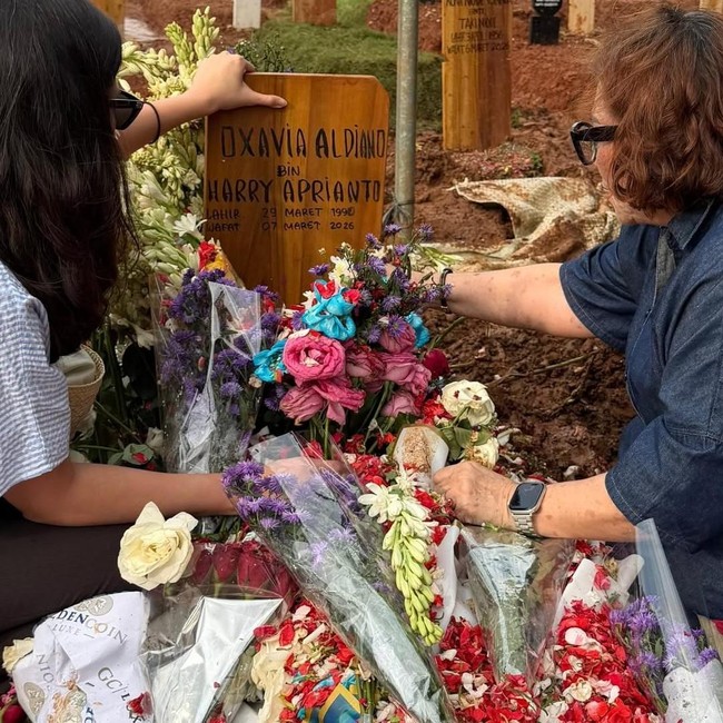 Kondisi Makam Vidi Aldiano Penuh Bunga