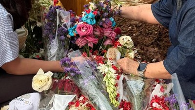 Kondisi Makam Vidi Aldiano Penuh Bunga