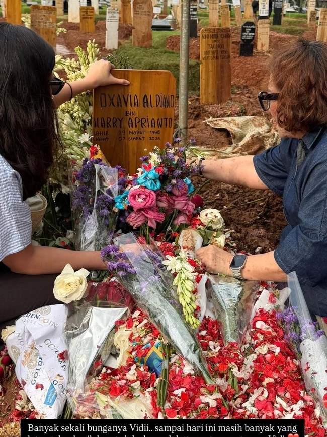 Kondisi Makam Vidi Aldiano Penuh Bunga