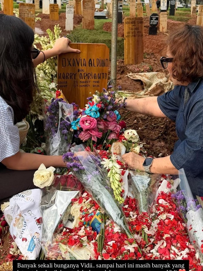 Kondisi Makam Vidi Aldiano Penuh Bunga
