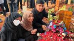 Kondisi Makam Vidi Aldiano Penuh Bunga
