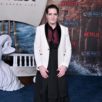 Aktor veteran David Dastmalchian, pemeran karakter Mr. 3, menampilkan gaya unik dan androginy dengan memadukan jas putih, blouse hitam dan rok panjang hitam. Foto: Getty Images