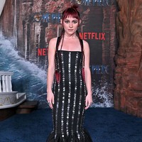Sophia Anne Caruso, yang memerankan karakter ikonik Miss Goldenweek, memakai gaun bersiluet mermaid dengan hiasan sequin. Foto: Getty Images