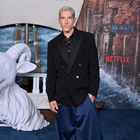 Taz Skylar tampil beda dengan rambut plontos pirang. Pemeran Sanji ini bergaya parlente dalam setelan tuxedo dan baggy pants biru. Foto: Getty Images