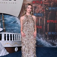 Emily Rudd yang memerankan Nami tampil glamor dalam balutan gaun berkilau dengan detail fringe di seluruh bagian. Ia memilih aksesori simple agar gaun uniknya lebih menonjol. Foto: Getty Images