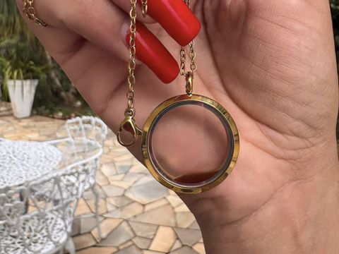 Kalung berisi darah menstruasi