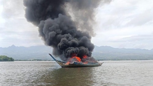 Kapal memuat garam terbakar di Teluk Bima, tepatnya di perairan wilayah Desa Sondosia, Kecamatan Bolo, Kabupaten Bima, NTB, pada Selasa, (10/3/2026). (Dok. Satpolairud Polres Bima).