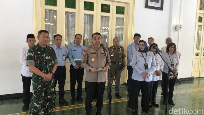 Kapolda DIY Irjen Anggoro dan Forkompimda lain saat jumpa pers usai rapat Forkopimda di Kompleks Kepatihan, Selasa (10/3/2026).