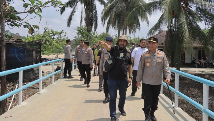 Kapolda Riau Irjen Herry Heryawan meninjau Jembatan Merah Putih Presisi di Kabupaten Kampar. Jembatan itu akan diresmikan Kapolri Jenderal Listyo Sigit Prabowo. (dok Polda Riau)
