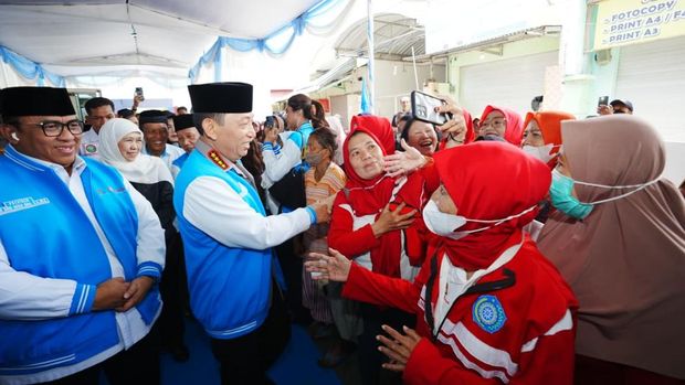 Kapolri Jenderal Listyo Sigit bersilaturahmi dengan massa Konfederasi Serikat Pekerja Seluruh Indonesia (KSPSI) di Jatim