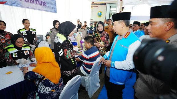 Kapolri Jenderal Listyo Sigit bersilaturahmi dengan massa Konfederasi Serikat Pekerja Seluruh Indonesia (KSPSI) di Jatim