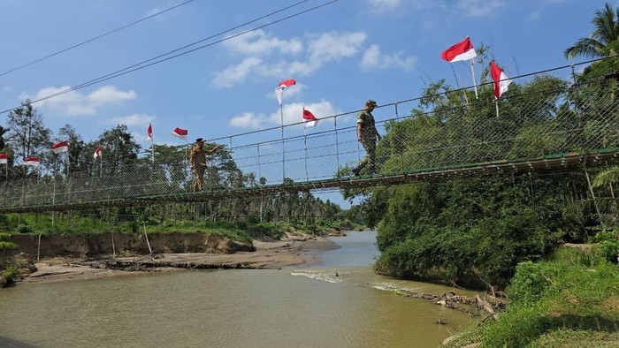 Kasad, Jenderal TNI Maruli Simanjuntak meninjau proses pemulihan infrastruktur terdampak bencana di Aceh Utara. (dok. Korem Lilawangsa)