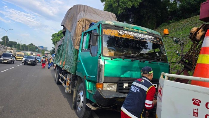 Kecelakaan beruntun 7 kendaraan terjadi di Tol JORR. (Dok. Istimewa)