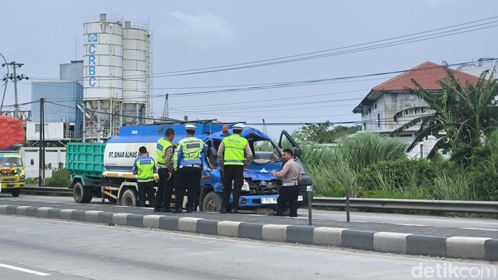 Kecelakaan truk tangki di Jalur Pantura KM 11+800, Desa Sidogemah, Kecamatan Sayung, Kabupaten Demak, Selasa (10/3/2026).