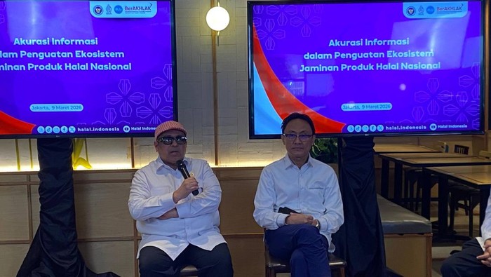 Kepala BPJPH Ahmad Haikal Hasan dan Sekretaris Utama BPJPH Muhammad Aqil Irham di Media Gathering BPJPH, Jakarta, Senin (9/3/2026).