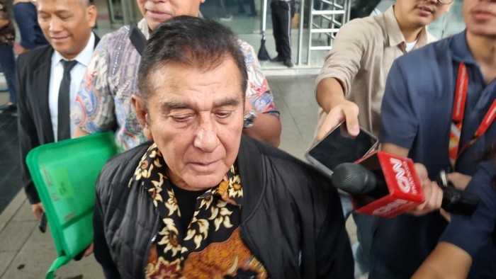 Ketua Umum Pemuda Pancasila (PP) Japto Soerjosoemarno (JP) usai diperiksa di KPK, 10 Maret 2026 (Taufiq/detikcom)