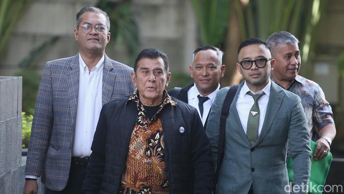 Ketua Umum Pemuda Pancasila (PP) Japto Soerjosoemarno (tengah) tiba di Gedung Merah Putih KPK, Jakarta, Selasa (10/3/2026). Japto Soerjosoemarno diperiksa dalam perkara dugaan tindak pidana pencucian uang (TPPU) dengan tersangka mantan Bupati Kutai Kartanegara Rita Widyasari. Ia hadir didampingi pengacara. Jatpo pernah diperiksa dalam kasus serupa pada Februari tahun lalu.