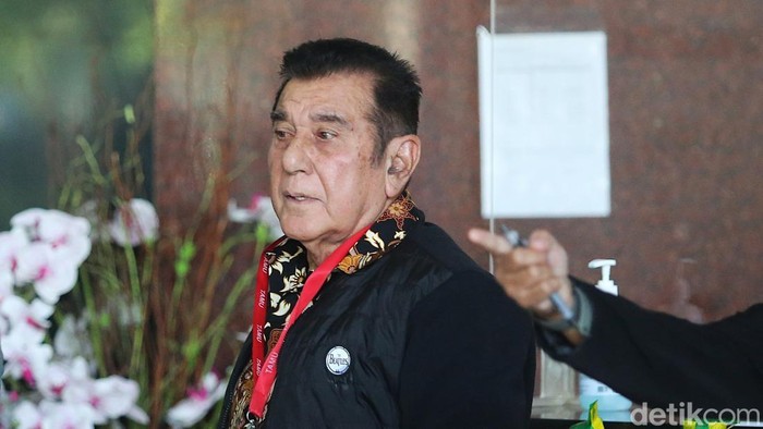 Ketua Umum Pemuda Pancasila (PP) Japto Soerjosoemarno (tengah) tiba di Gedung Merah Putih KPK, Jakarta, Selasa (10/3/2026). Japto Soerjosoemarno diperiksa dalam perkara dugaan tindak pidana pencucian uang (TPPU) dengan tersangka mantan Bupati Kutai K