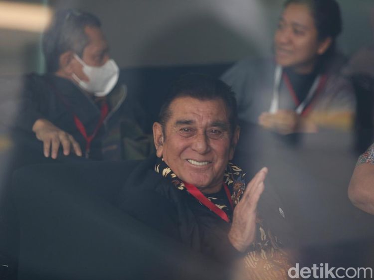 Senyum Ketua Pemuda Pancasila saat Tiba di Gedung KPK