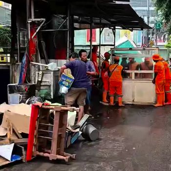 Kondisi Jalan Kebon Kacang, Jakpus yang semrawut karena parkir liar ramai dibahas di medsos. Pasukan gabungan dikerahkan untuk menertibkan lokasi. (IG @arifinofficial_)