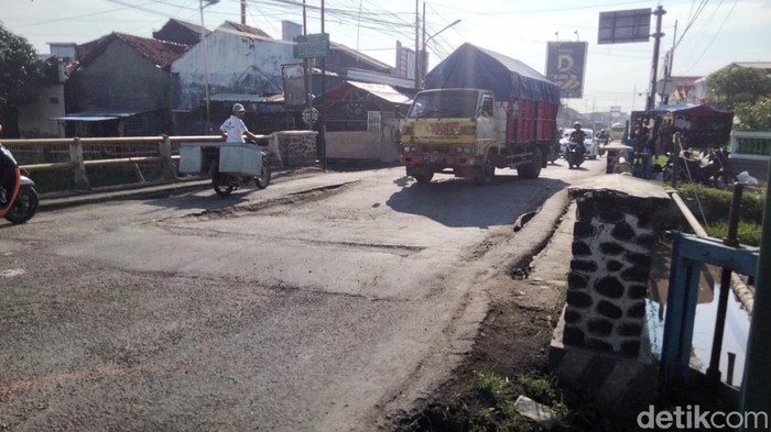 Kondisi jembatan Sitanggal, Brebes, yang melengkung dikhawatirkan warga, Selasa (10/3/2026).